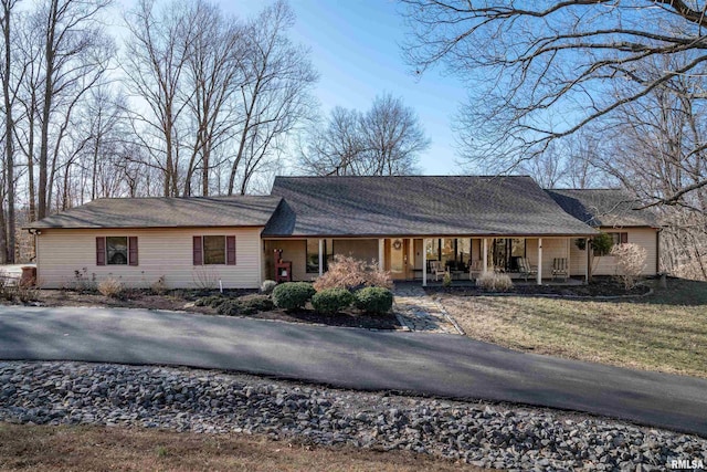 ranch-style house with covered porch and a front yard