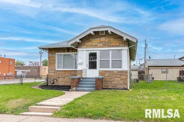 view of front of property with a front lawn