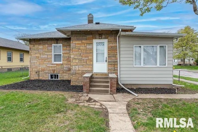 view of front of house with a front lawn