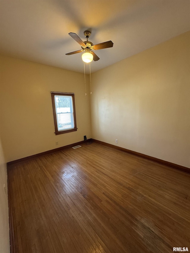 empty room featuring dark hardwood / wood-style floors and ceiling fan