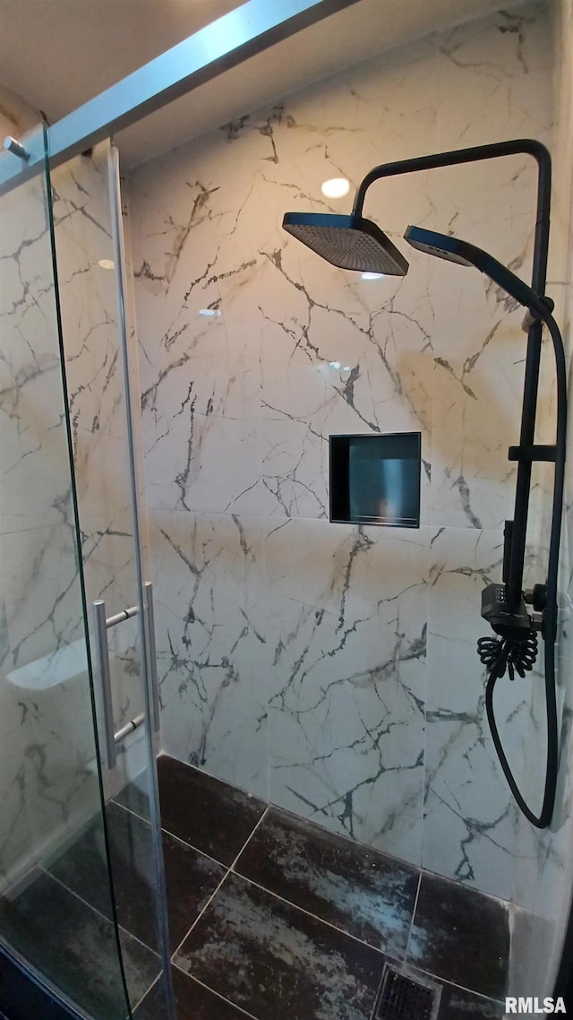 822 6th Ave S, Clinton, IA 52732 - bathroom with a tile shower