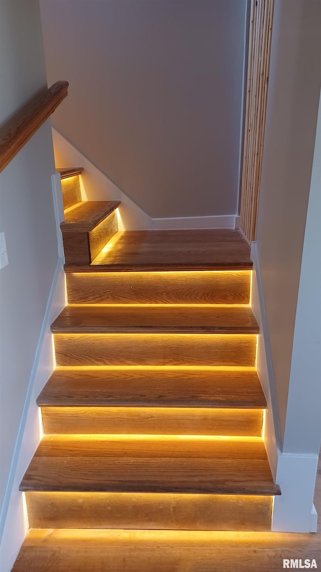 822 6th Ave S, Clinton, IA 52732 - view of staircase