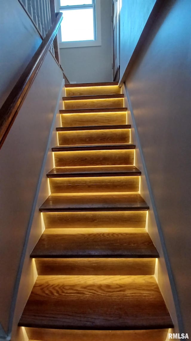 822 6th Ave S, Clinton, IA 52732 - view of stairs