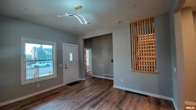 822 6th Ave S, Clinton, IA 52732 - foyer with hardwood / wood-style floors