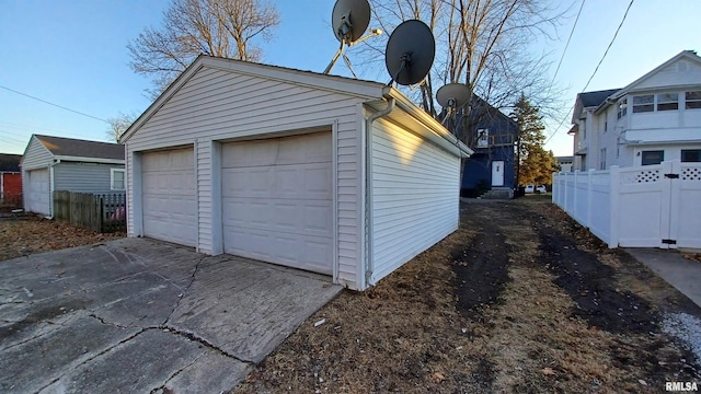 822 6th Ave S, Clinton, IA 52732 - view of garage