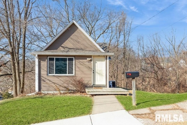 view of front of house with a front yard