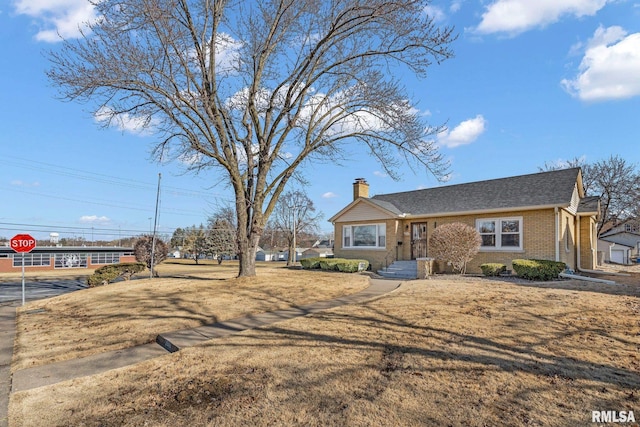 view of front of house with a front lawn