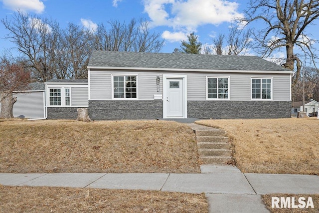 view of front of home featuring a front yard