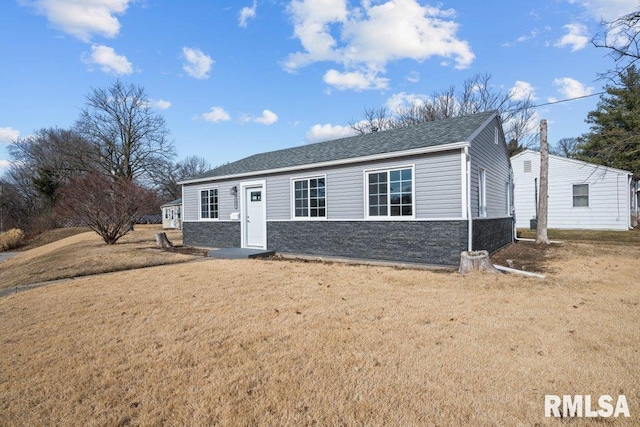 view of front of home featuring a front yard