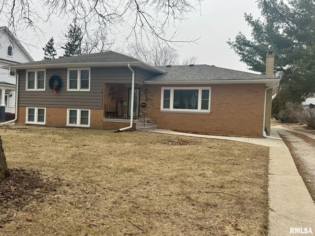 tri-level home featuring a front lawn