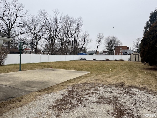 view of yard featuring a storage unit