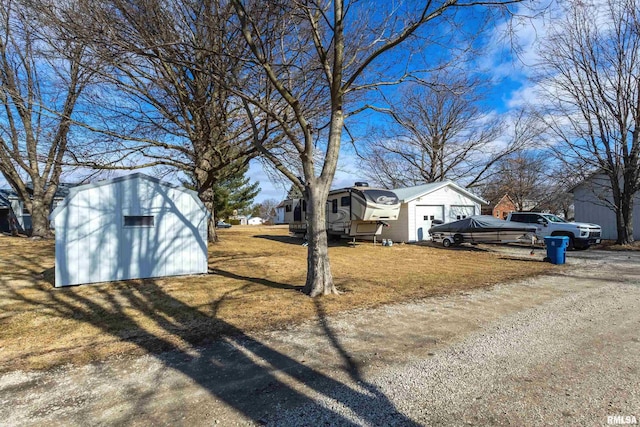 view of yard featuring a storage unit