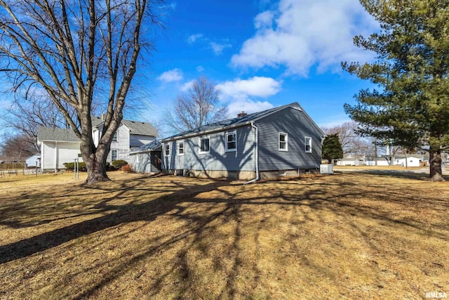 view of front of home with a front lawn