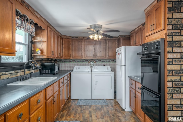 laundry area featuring dark hardwood / wood-style floors, ceiling fan, sink, and independent washer and dryer