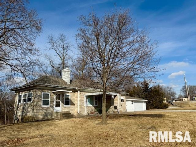 view of front of home featuring a garage and a front yard