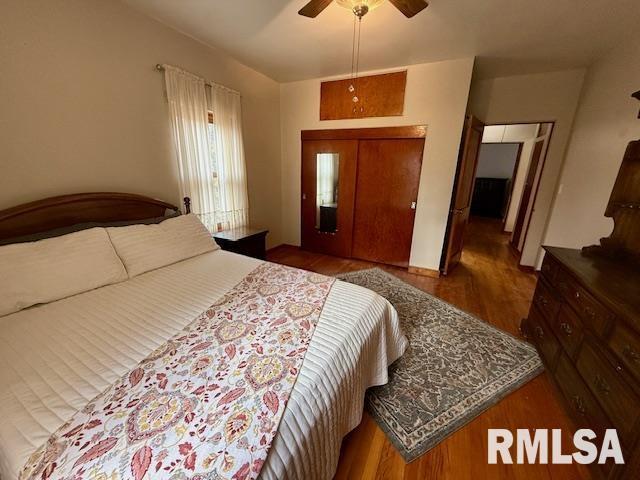 bedroom with dark wood-type flooring and ceiling fan