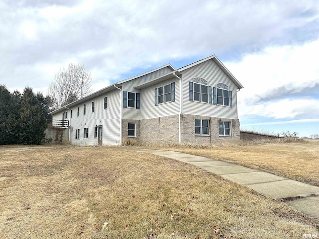 view of front facade featuring a front lawn