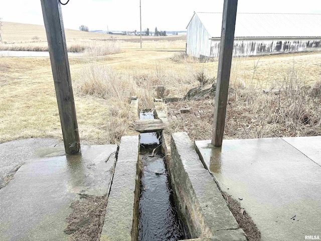 view of yard featuring a rural view