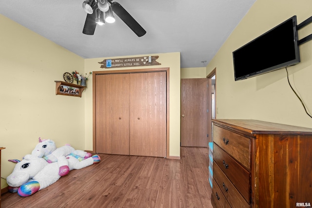 bedroom featuring light hardwood / wood-style floors, a closet, and ceiling fan