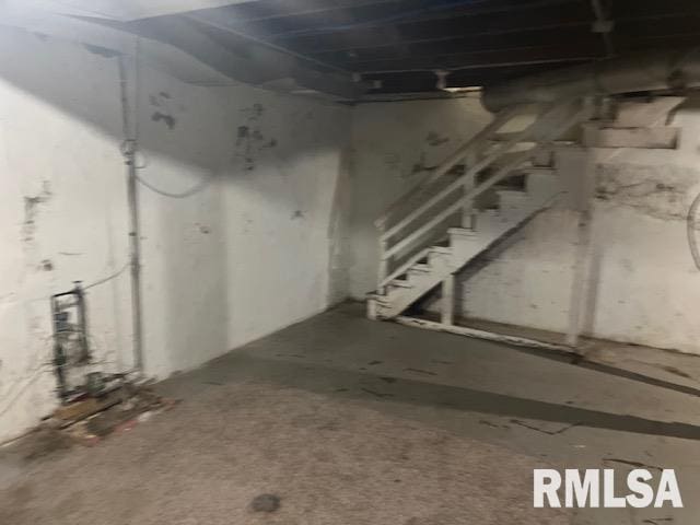 1015 Arlington Ct, Davenport, IA 52803 - unfinished below grade area featuring stairs