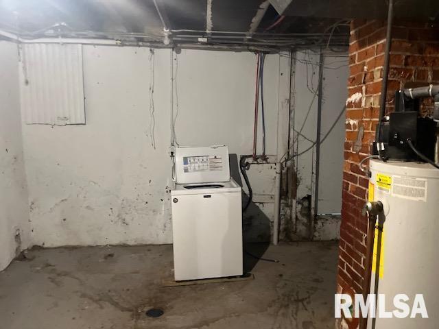 1015 Arlington Ct, Davenport, IA 52803 - interior space featuring washer / dryer and water heater