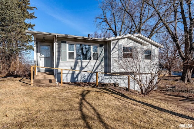 view of front of property featuring a front lawn