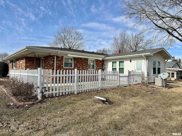 view of front of home featuring a front yard