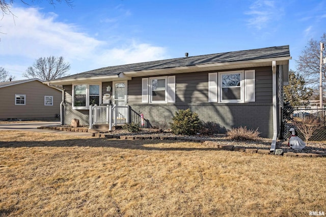 ranch-style house featuring a front lawn