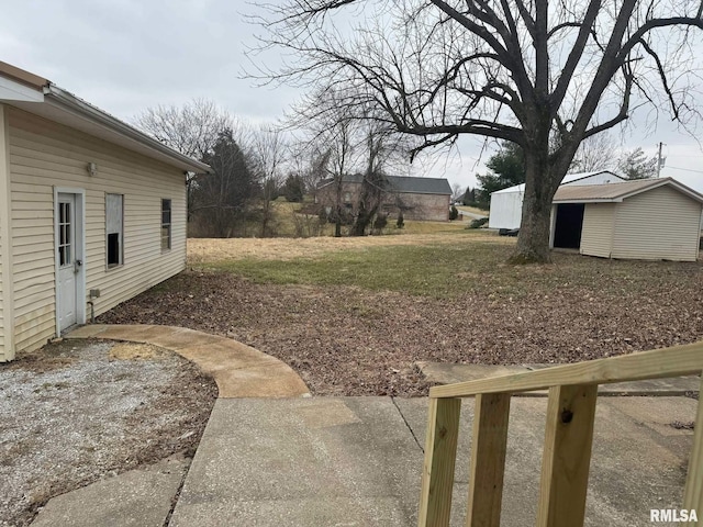 view of yard with an outbuilding