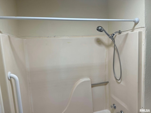 bathroom featuring shower / bathing tub combination