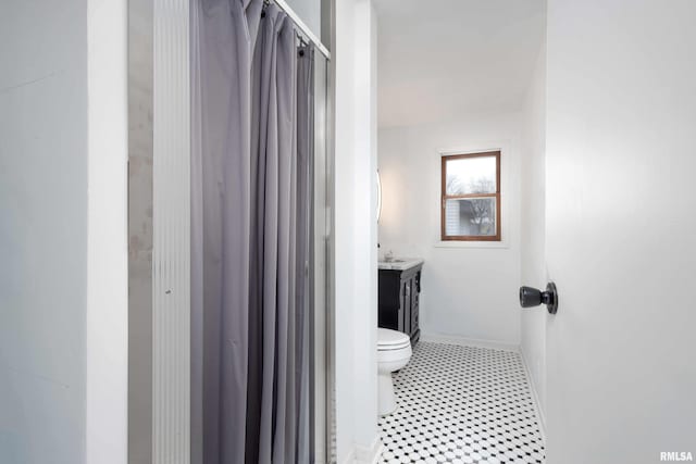 full bath with vanity, baseboards, a shower with curtain, and toilet
