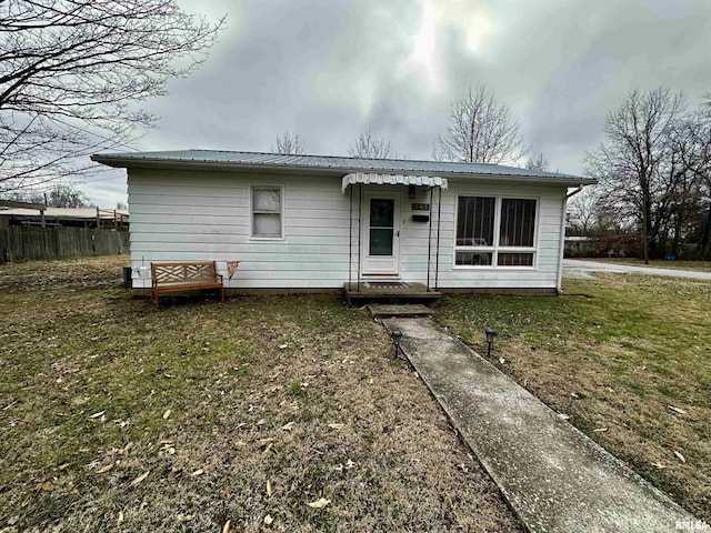 view of front facade with a front yard