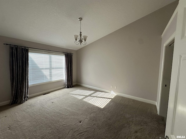 carpeted spare room with lofted ceiling, a textured ceiling, and an inviting chandelier