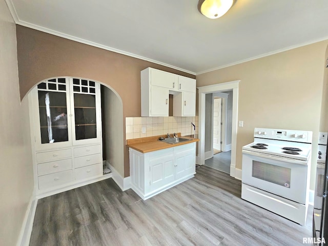 620 Sycamore St, Muscatine, IA 52761 - kitchen featuring light wood-type flooring, a sink, white electric stove, white cabinets, and decorative backsplash