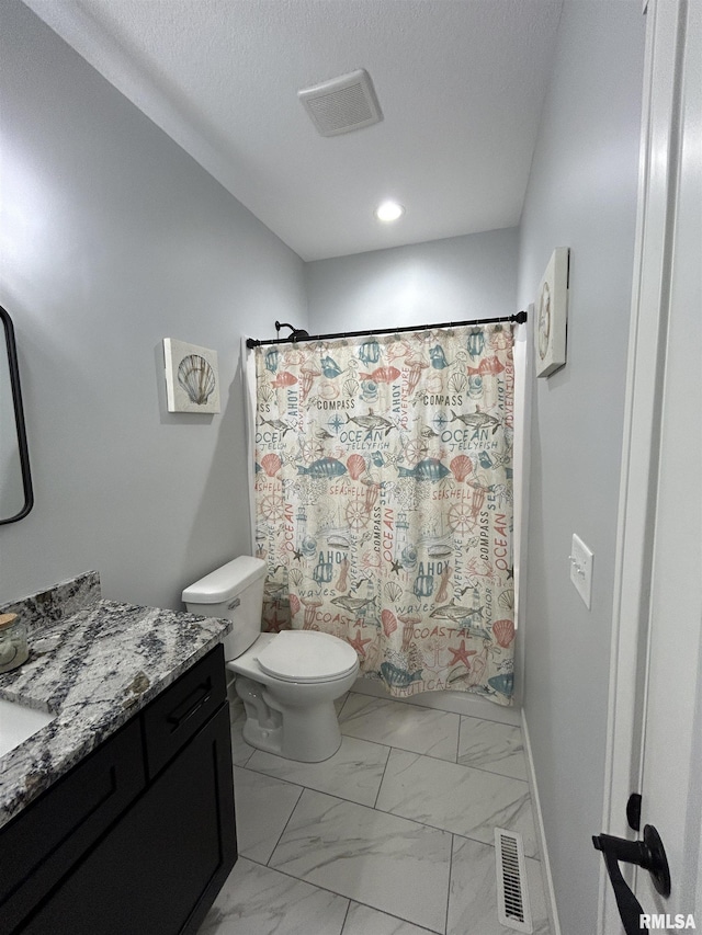 full bathroom featuring shower / tub combo with curtain, vanity, toilet, and a textured ceiling