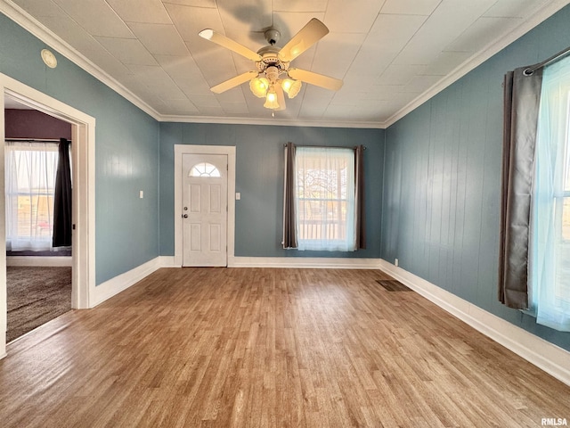 foyer featuring ornamental molding, ceiling fan, and light hardwood / wood-style flooring