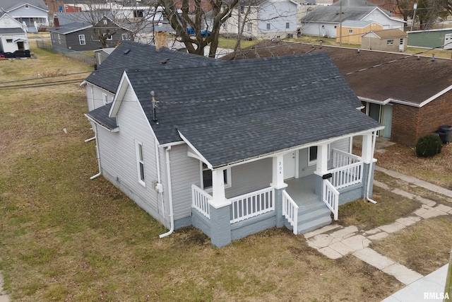 view of front of property featuring a front lawn