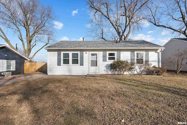 ranch-style house featuring a front yard