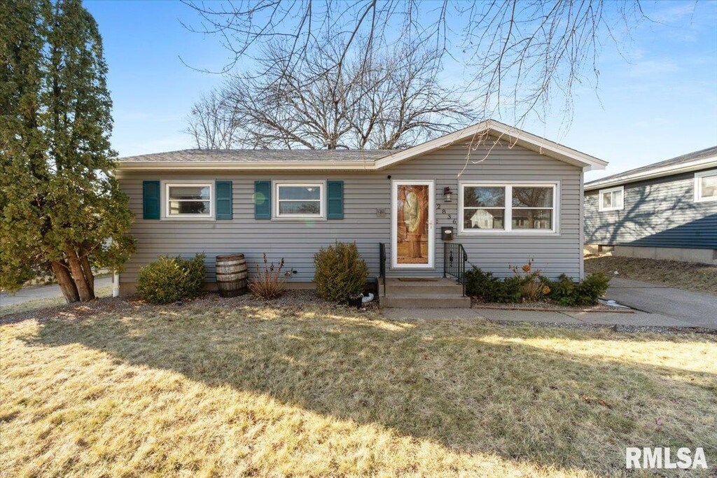 view of front facade featuring a front yard