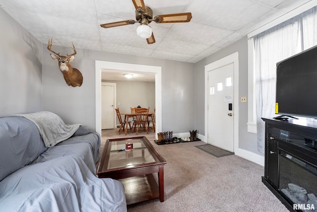 carpeted living room featuring ceiling fan