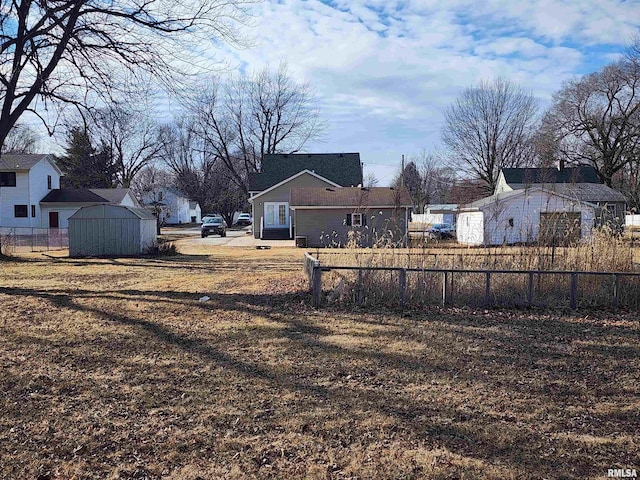 view of yard featuring a shed