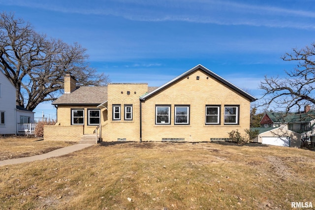 view of front of property featuring a front lawn