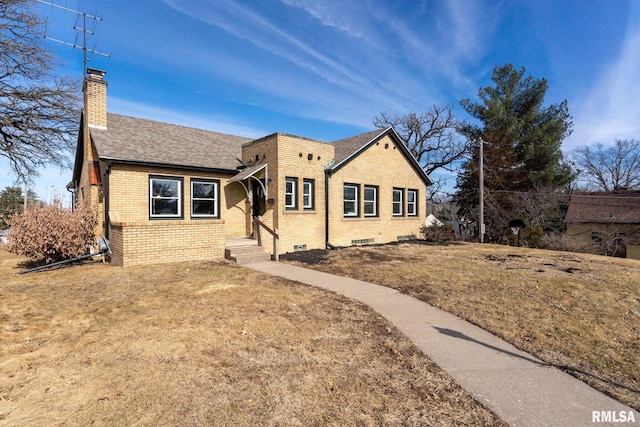 view of front of home featuring a front lawn