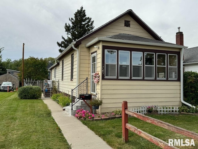 view of front of home featuring a front yard