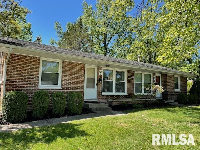 ranch-style home with a front yard