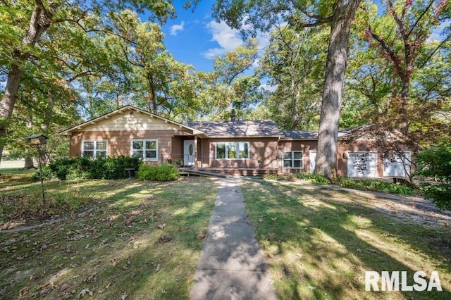 single story home with a front lawn