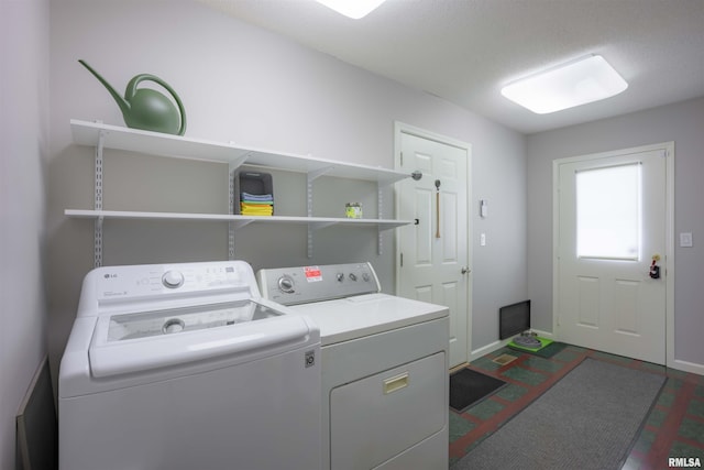 washroom featuring laundry area, baseboards, and independent washer and dryer