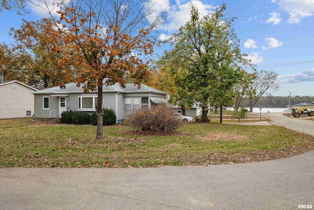 view of front of home featuring a front yard