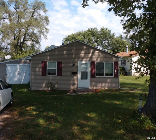 view of front of property featuring a front lawn