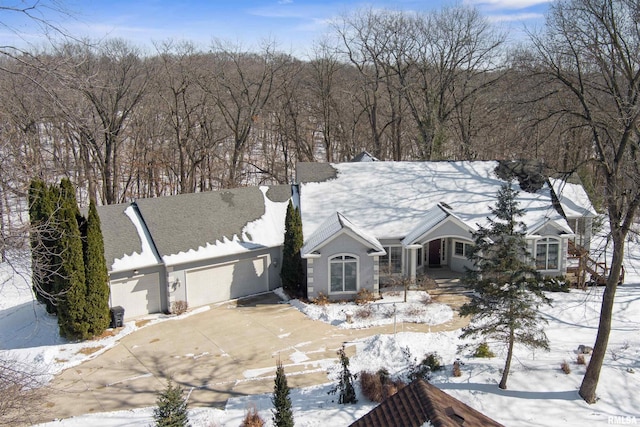 view of front of property featuring a garage and driveway